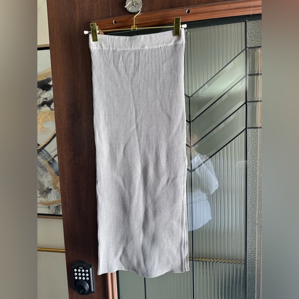 ✨ Line & Dot Ribbed Midi Skirt – Size XS – Like New! ✨